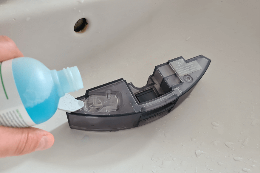 Spezielle Wischrobotertaugliche Wischflüssigkeit wird dem Wassertank des Roborock S7 MaxV beigesetzt